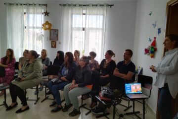 Provocările întâmpinate de familiile copiilor cu tulburări de spectru autist, discutate în cadrul unui seminar la Rădăuți