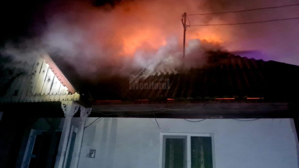 Casă distrusă de incendiu la Sasca Mică