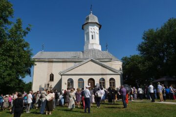 Credincioși în curtea Mănăstirii Hagigadar