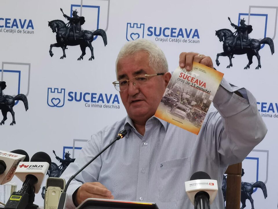 Ion Lungu a arătat pliantul ”Nu vrem Suceava oraș de 15 minute!”, prin care se induce un sentiment de panică sucevenilor, printr-o informație falsă Ion Lungu a arătat pliantul ”Nu vrem Suceava oraș de 15 minute!”, prin care se induce un sentiment de panică sucevenilor, printr-o informație falsă
