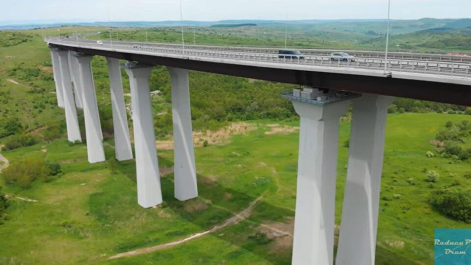 Viaductul care va fi realizat peste calea ferată, în cadrul tronsonului final al rutei ocolitoare, va avea lungimea de 1.015 metri