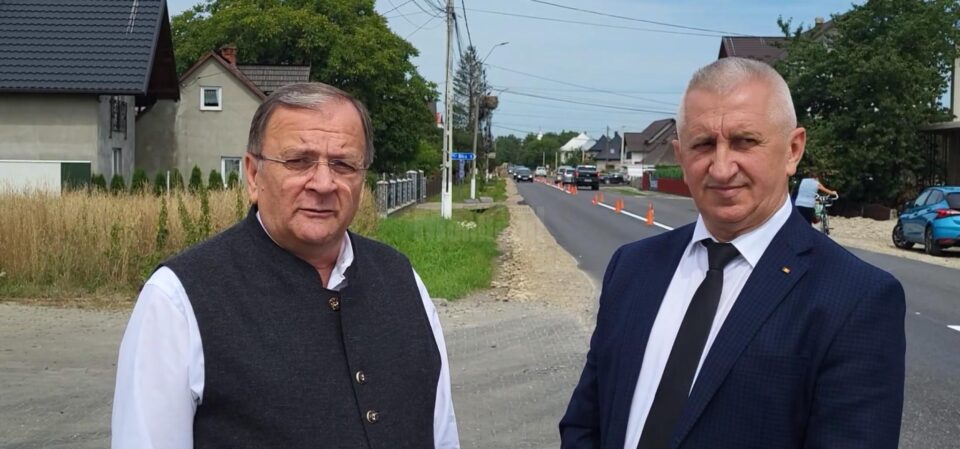 Președintele CJ Suceava, Gheorghe Flutur, și primarul orașului Vicovu de Sus, Vasile Iliuț Președintele CJ Suceava, Gheorghe Flutur, și primarul orașului Vicovu de Sus, Vasile Iliuț