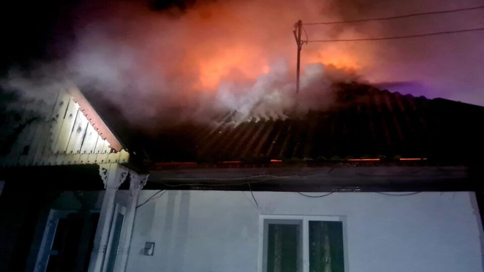Casă distrusă de incendiu la Sasca Mică