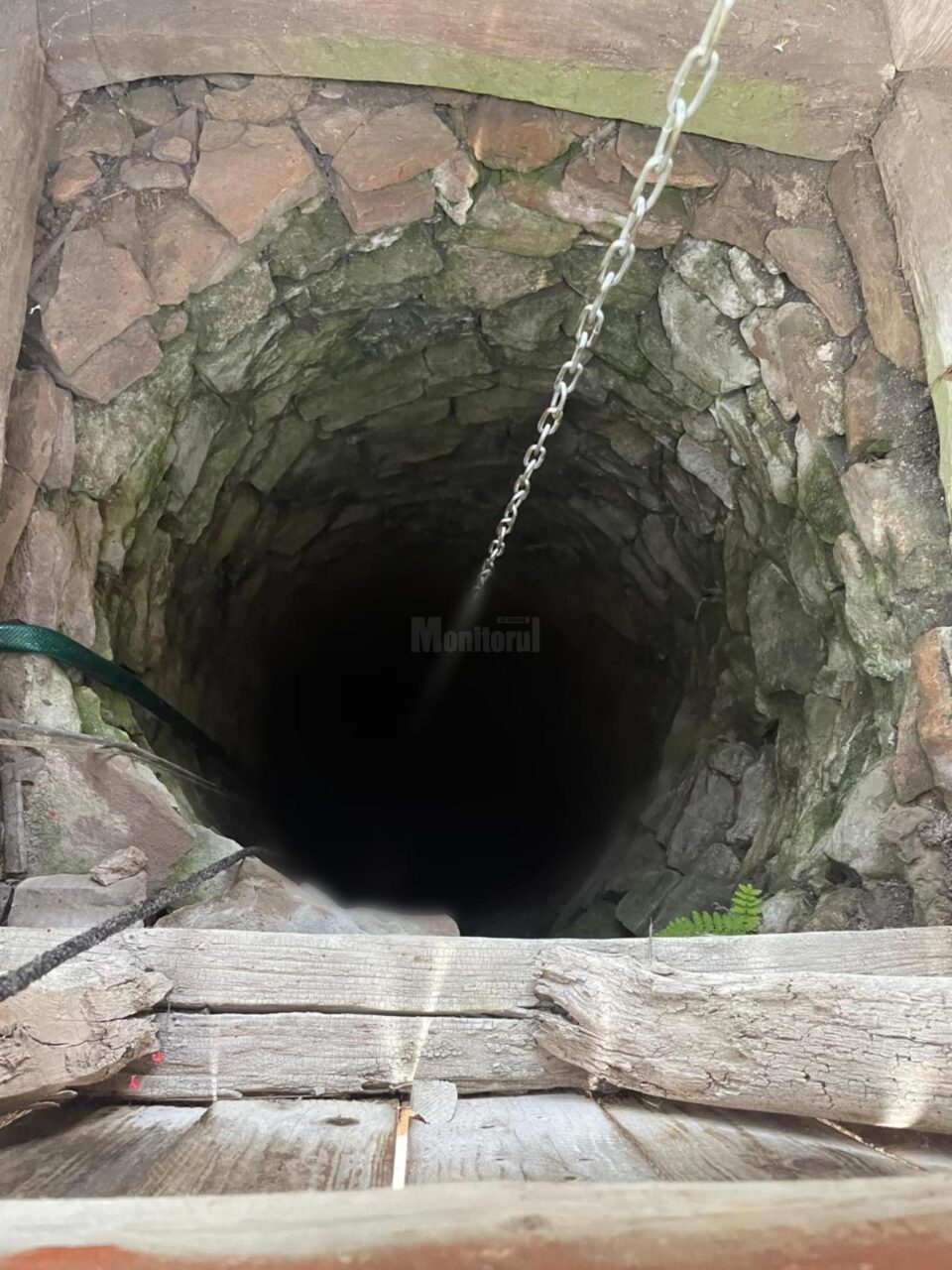 O femeie a căzut într-o fântână adâncă de 12 metri