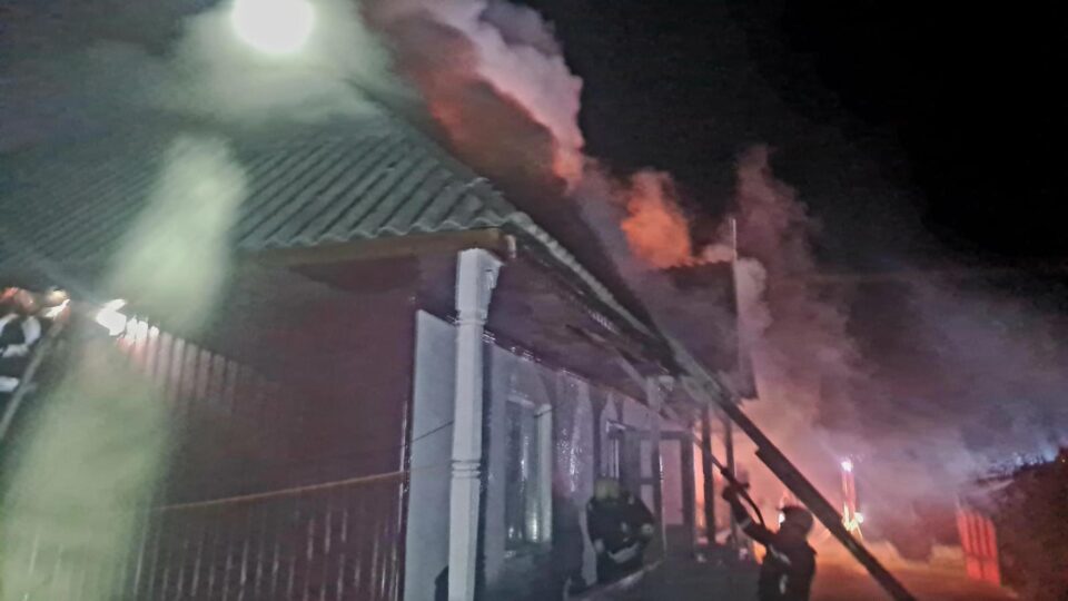 Casă distrusă de incendiu la Sasca Mică