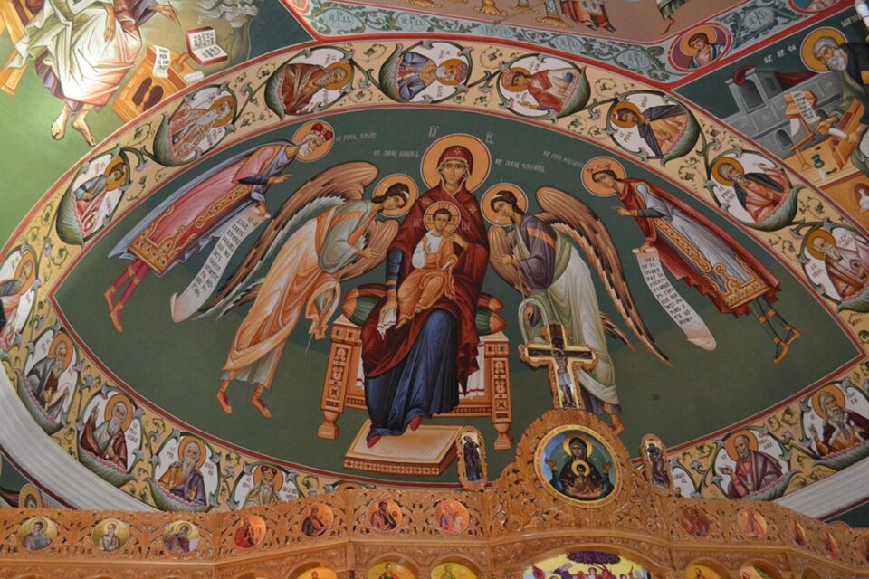 Au voie, sau nu au voie femeile în Sfântul Altar?