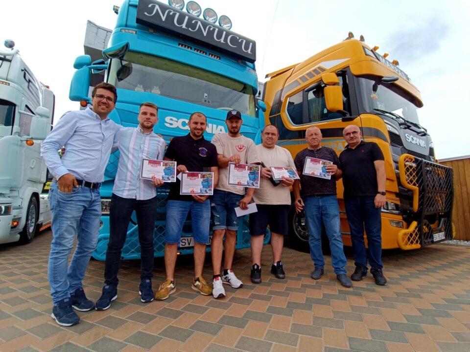 Cei cinci premiați împreună cu Cornel Manaz, de la Ixina, si redactorul -sef al cotidianului Monitorul de Suceava, Tiberiu Avram