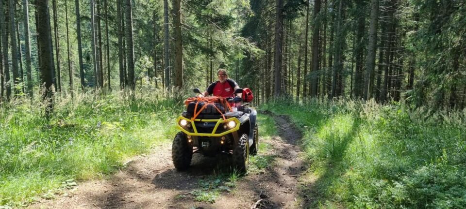 Mai multe trasee turistice, degajate de cei de la Salvamont Suceava după căderile de arbori