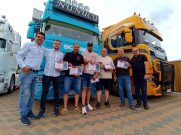 Cei cinci premiați împreună cu Cornel Manaz de la Ixina și redactorul-șef al cotidianului Monitorul de Suceava, Tiberiu Avram