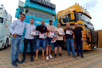 Cei cinci premiați împreună cu Cornel Manaz de la Ixina și redactorul-șef al cotidianului Monitorul de Suceava, Tiberiu Avram