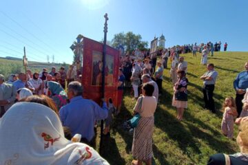 Mulțimea de credincioși adunată în zi de sărbătoare la Hagigadar