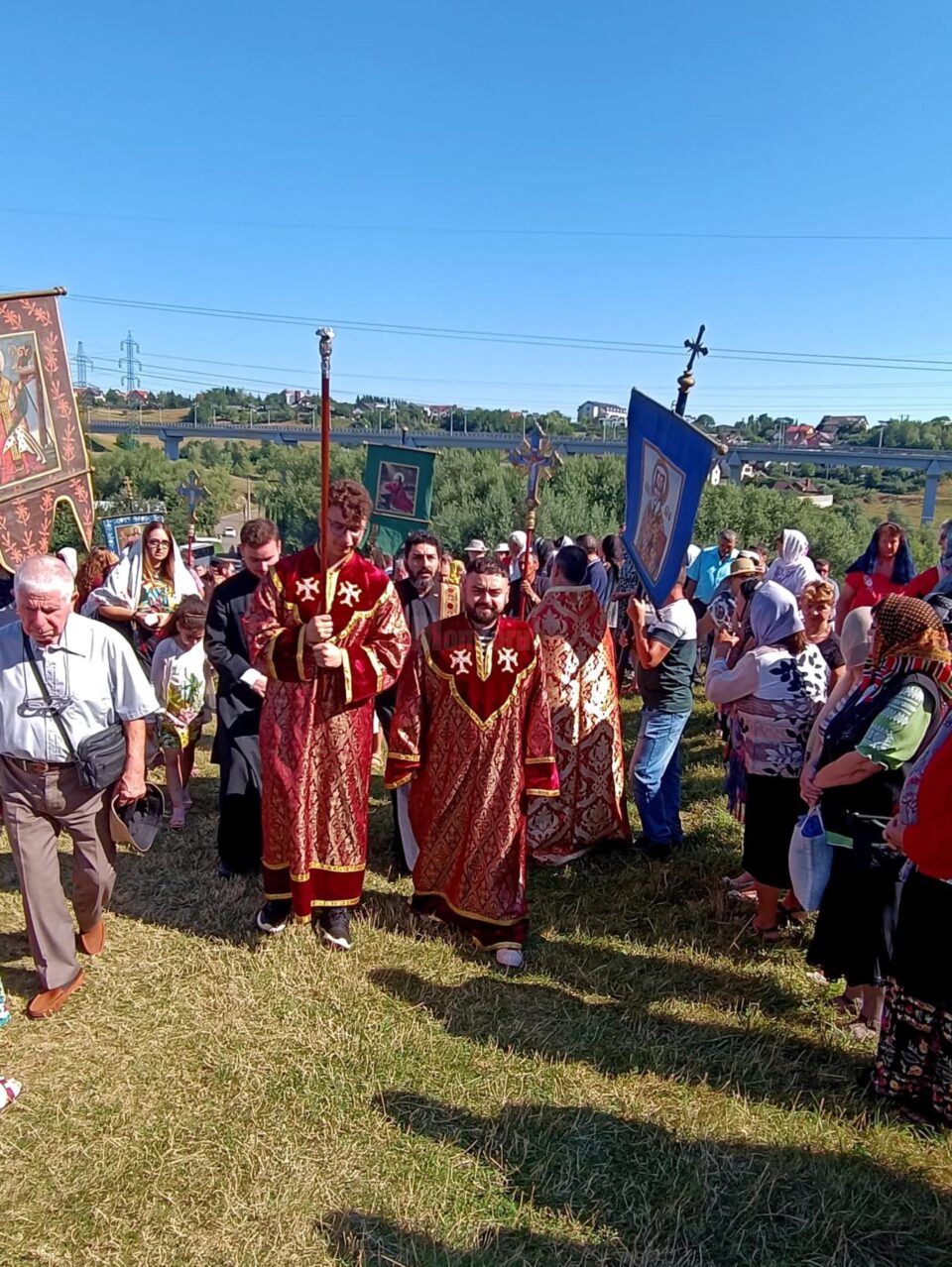 Procesiunea de urcare a colinei la Mănăstirea Hagigadar, pentru marea sărbătoare a Adormirii Maicii Domnului