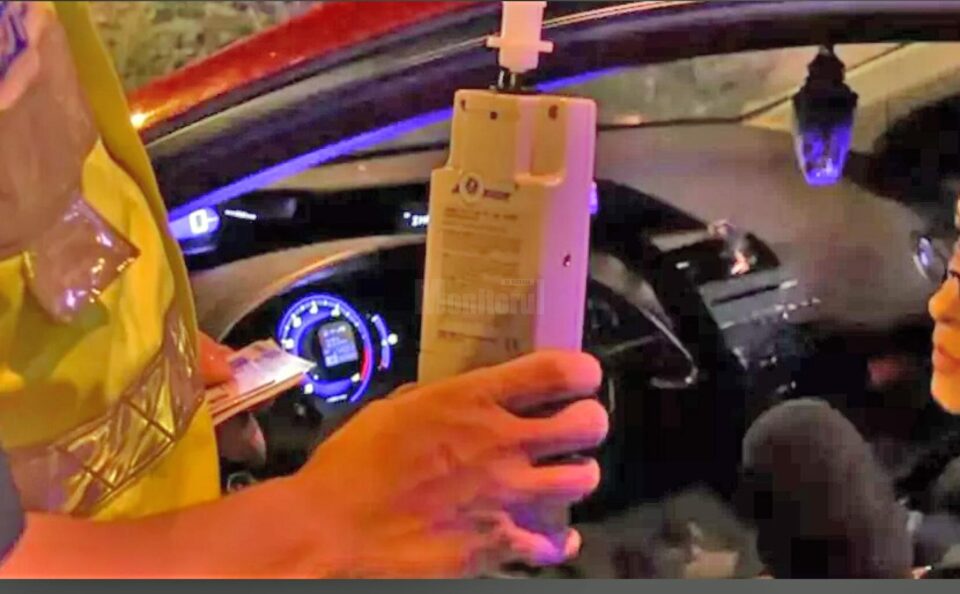 Șoferiță, surprinsă în trafic de un polițist. Foto ilustrativă, sursa playtech.ro