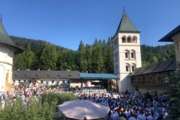 Mii de credincioși în costume populare au participat la hramul Mănăstirii Putna
