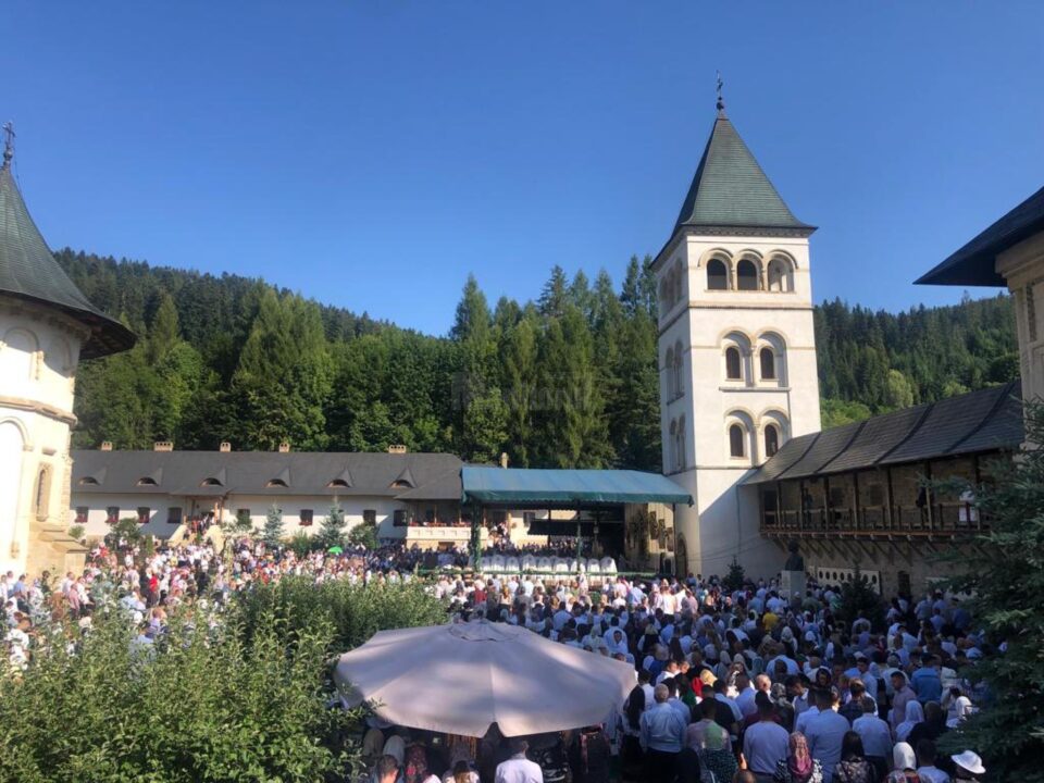 Mii de credincioși în costume populare au participat la hramul Mănăstirii Putna