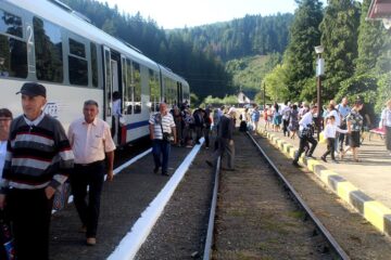 Angajați ai CFR au împărțit pachete de sarmale și cozonaci călătorilor din trenul Suceava - Putna