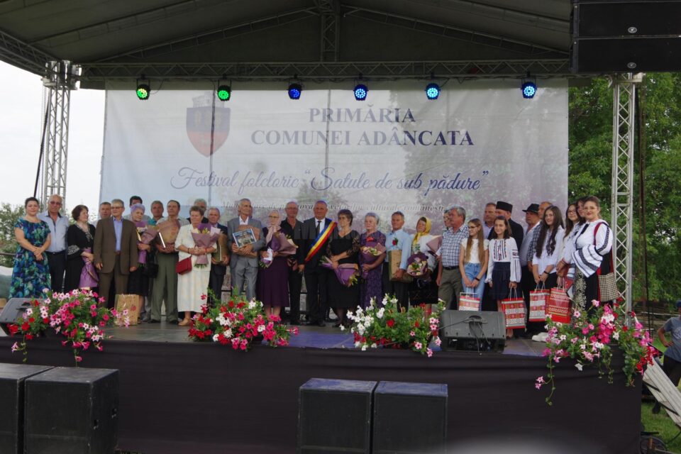 Primarul Viorel Cucu a premiat cuplurile care anul acesta u împlinit 50 de ani de căsătorie