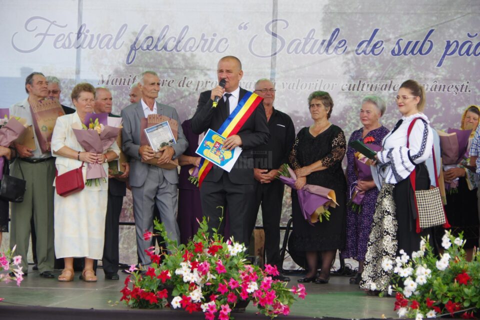 Primarul din Adâncata, Viorel Cucu, a premiat zece cupluri de aur și cinci elevi cu rezultate deosebite