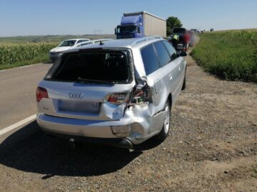 Un bărbat a rămas încarcerat după coliziunea dintre două autoutilitare și un autoturism