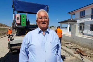 Primarul Ion Lungu, prezent la turnarea asfaltului pe strada Emanuel Diaconescu, din cartierul Europa