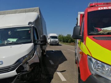 Un bărbat a rămas încarcerat după coliziunea dintre două autoutilitare și un autoturism