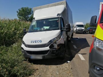 Un bărbat a rămas încarcerat după coliziunea dintre două autoutilitare și un autoturism