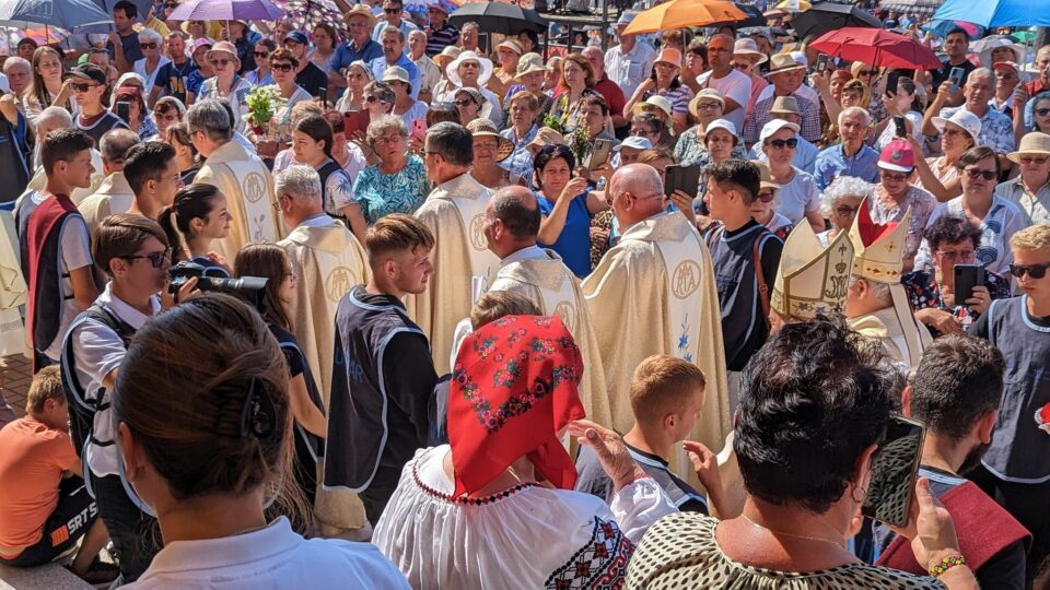 Aproximativ 100 de preoți din țară și din străinătate și mii de pelerini, prezenți la sărbătoarea Adormirea Maicii Domnului de la Cacica
