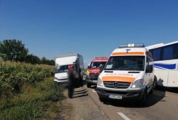 Un bărbat a rămas încarcerat după coliziunea dintre două autoutilitare și un autoturism