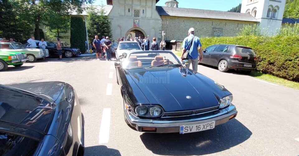 Zeci de mașini retro au ajuns în fața Mănăstirii Putna