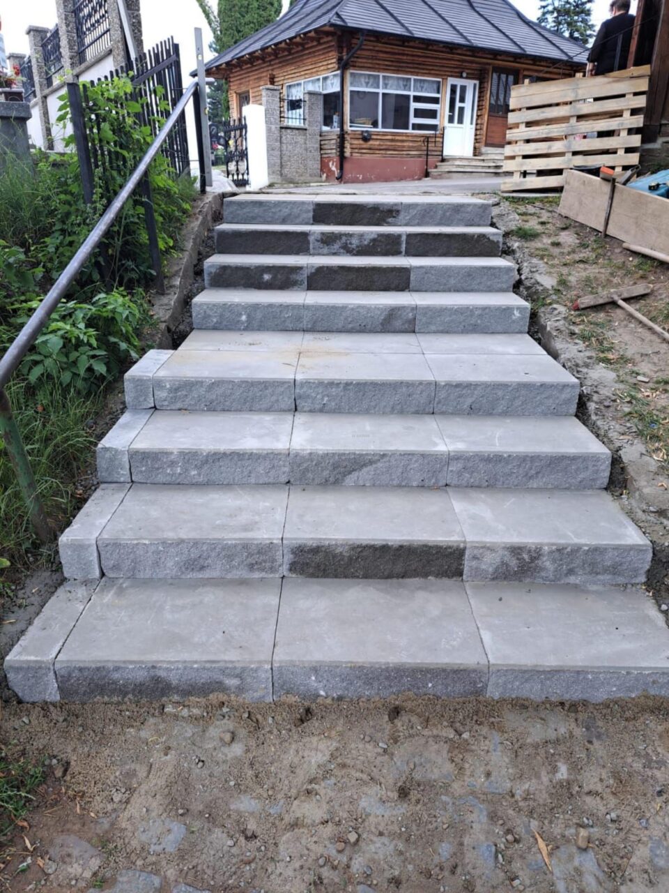 Aleea de legătură cu Cimitirul Pacea Vechi, de pe platoul Cetății, refăcută