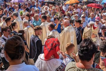 Mii de pelerini au fost prezenți anul acesta la Sanctuarul național marian de la Cacica