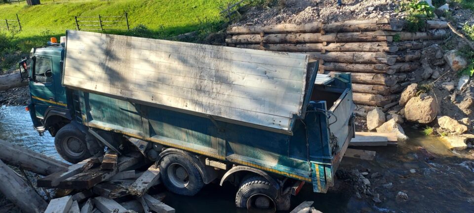Un camion a ajuns în râul Moldova după ce podul de lemn pe care-l traversa s-a rupt