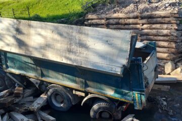 Un camion a ajuns în râul Moldova după ce podul de lemn pe care-l traversa s-a rupt