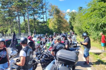 Sute de motocicliști în paradă și mii de spectatori la concertele rock organizate la Bucovina Motorfest