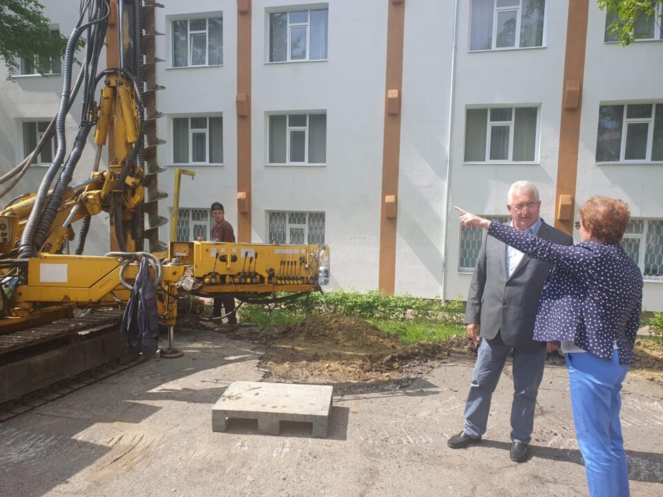 Primarul Ion Lungu verifica în teren stadiul de pregătire al noului an școlar la unitățile de învățământ din municipiul Suceava