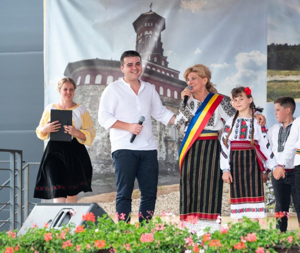 Primarul comunei Baia, Maria Tomescu, și deputatul Gheorghe Șoldan au premiat 86 de elevi din această comună cu rezultate foarte bune la învățătură 1 Primarul comunei Baia, Maria Tomescu, și deputatul Gheorghe Șoldan au premiat 86 de elevi din această comună cu rezultate foarte bune la învățătură 1
