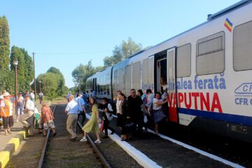 Angajați ai CFR au împărțit pachete de sarmale și cozonaci călătorilor din trenul Suceava - Putna