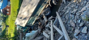 Un camion a ajuns în râul Moldova după ce podul de lemn pe care-l traversa s-a rupt