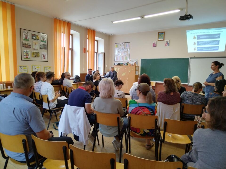 Subiecte legate de problematica autismului, particularitățile și nevoile copilului cu TSA, dezbătute la Rădăuți