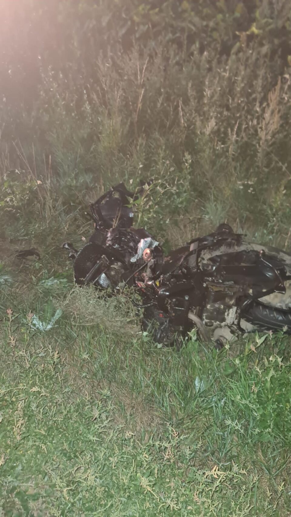 Doi bărbați care circulau pe o motocicletă au murit loviți de un tir