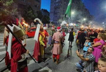 Cea mai mare paradă medievală din țară, de la Suceava, urmărită în stradă de zeci de mii de oameni