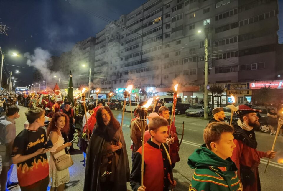 Cea mai mare paradă medievală din țară, de la Suceava, urmărită în stradă de zeci de mii de oameni