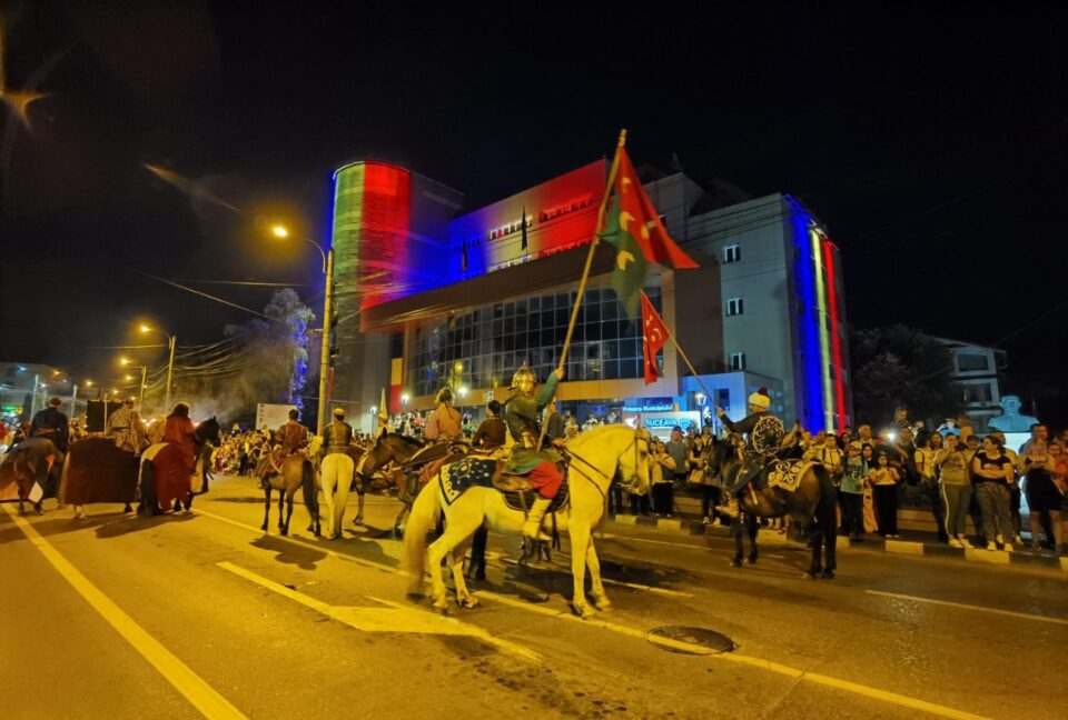 Cea mai mare paradă medievală din țară, de la Suceava, urmărită în stradă de zeci de mii de oameni