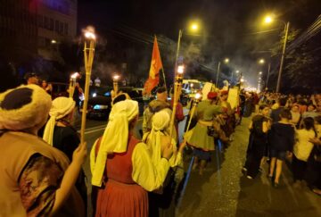 Cea mai mare paradă medievală din țară, de la Suceava, urmărită în stradă de zeci de mii de oameni