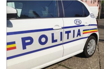 S-a ales cu dosar penal după ce le-a atras atenția polițiștilor cu foliile de pe Mercedesul pe care îl conducea