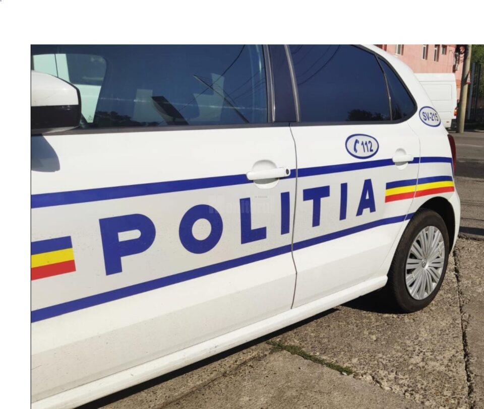 S-a ales cu dosar penal după ce le-a atras atenția polițiștilor cu foliile de pe Mercedesul pe care îl conducea S-a ales cu dosar penal după ce le-a atras atenția polițiștilor cu foliile de pe Mercedesul pe care îl conducea