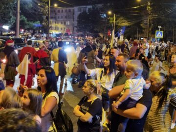 Cea mai mare paradă medievală din țară, de la Suceava, urmărită în stradă de zeci de mii de oameni