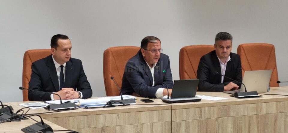 Prefectul Alexandru Moldovan, președintele Gheorghe Flutur și directorul adjunct al CNAIR Gabriel Budescu Prefectul Alexandru Moldovan, președintele Gheorghe Flutur și directorul adjunct al CNAIR Gabriel Budescu