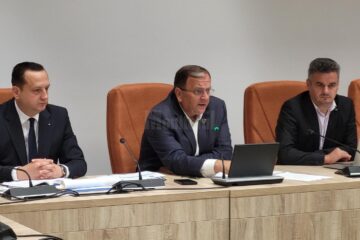 Prefectul Alexandru Moldovan, președintele Gheorghe Flutur și directorul adjunct al CNAIR Gabriel Budescu