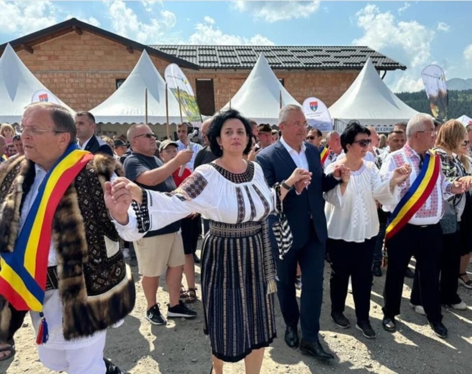 Ion Lungu, prezent la a 51-a ediție a evenimentului „Hora de la Prislop”, alături de președintele Senatului și al PNL, Nicolae Ciucă și de președintele CJ, Gheorghe Flutur 3
